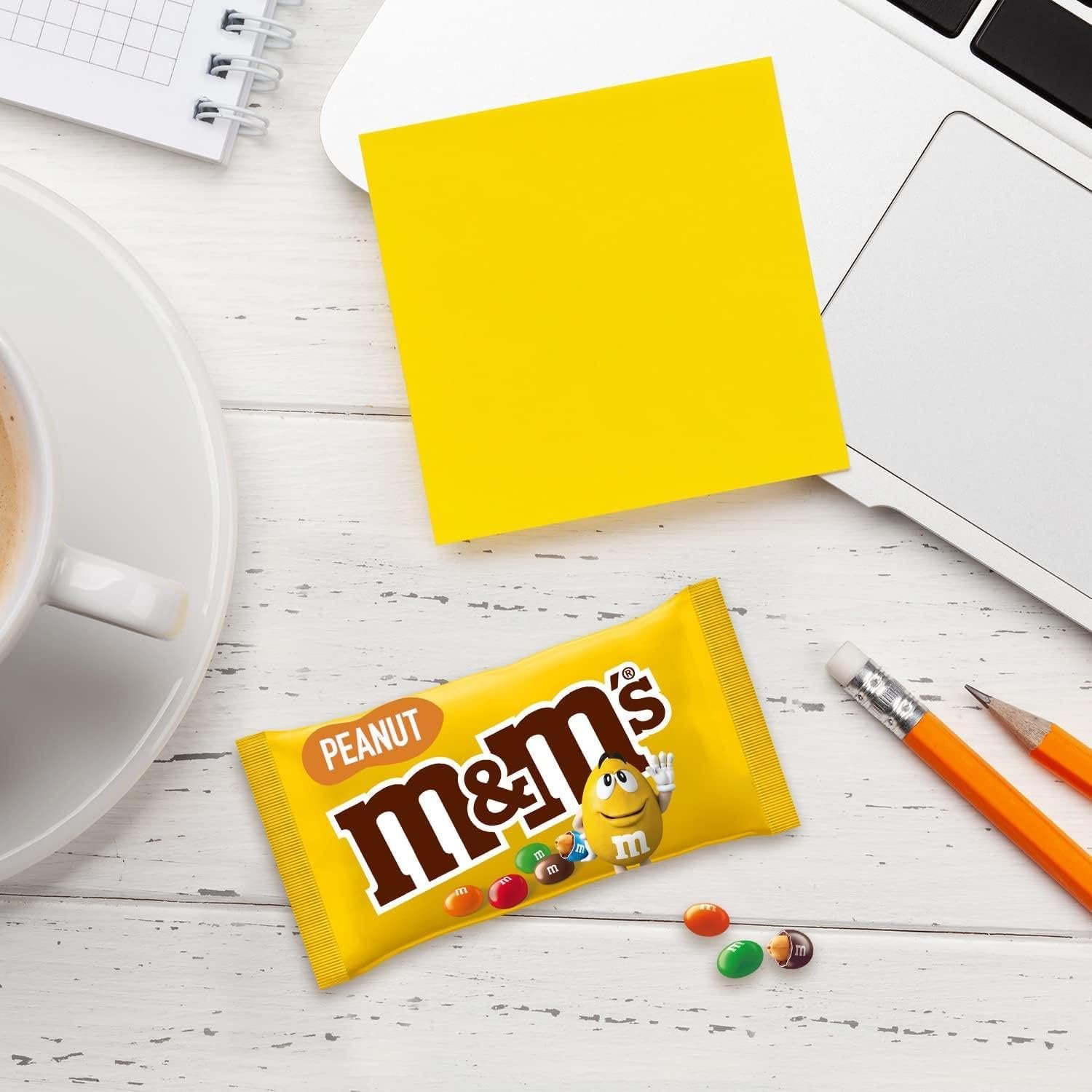M&M's Peanut, chokolade stor pakke som chokolade, 24 x 45 g, jordnøddesmag chokoladelinser som slik, chokoladegave (1080 g) - Image 2